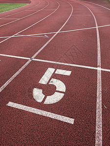 五号红色橡皮赛道上的大白轨数小型体育场的金特背景图片