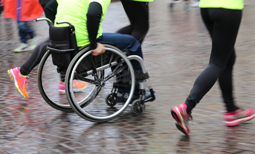竞赛期间轮椅残疾运动员手持轮椅的残图片