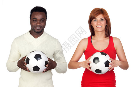 美丽的红发美女和有魅力的非洲男人带着一个足球在白图片