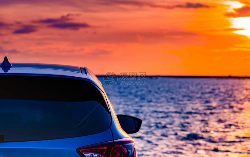 蓝色紧凑型SUV汽车与运动和现代设计在日落时停在海边的混凝土路上环保技术电动汽车技术和业务混合动图片
