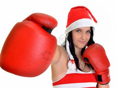 戴着拳击手套庆祝的圣诞老人帽子圣诞女人健身或拳击图片