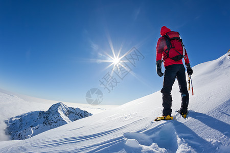 登山者在阳光明媚的冬天到达雪山顶意大利西阿尔图片