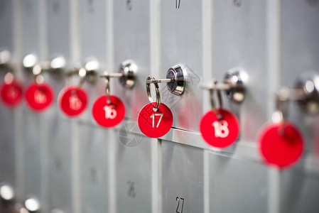 在体育更替室安装有锁钥匙和编号红色标签的金属储物柜图片