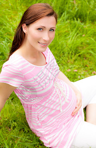 孕妇抱着户外肚子图片
