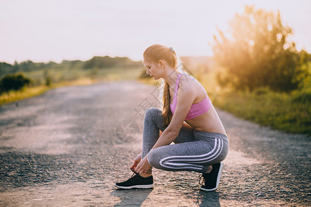女在锻炼前穿鞋健身和健康的生活方式概图片