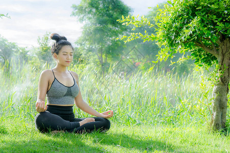 瑜伽帮助心灵专注冷静体型和健康图片