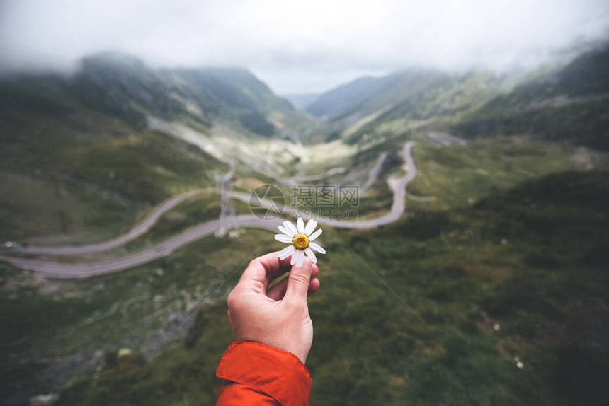 在罗马尼亚锡比乌的Transfagarasan公路上拉图片