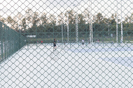 网球场的钢网围栏图片