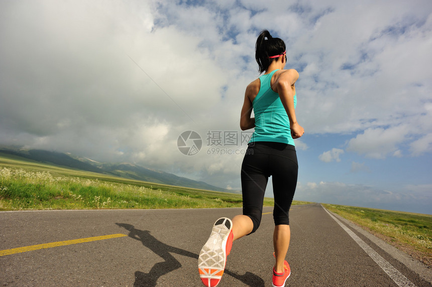 健康罚款年轻女子跑在美丽道图片