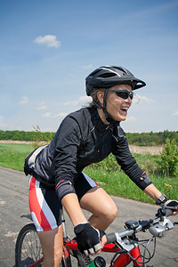 夏日骑山地自行车的年轻女子图片