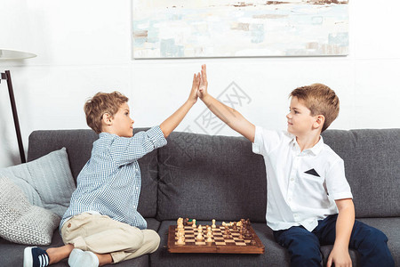 小男孩在家下棋高五图片