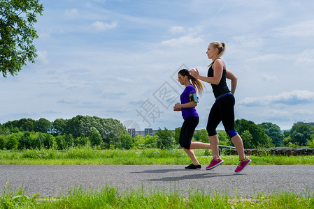 两个女或女朋友一起跑步图片