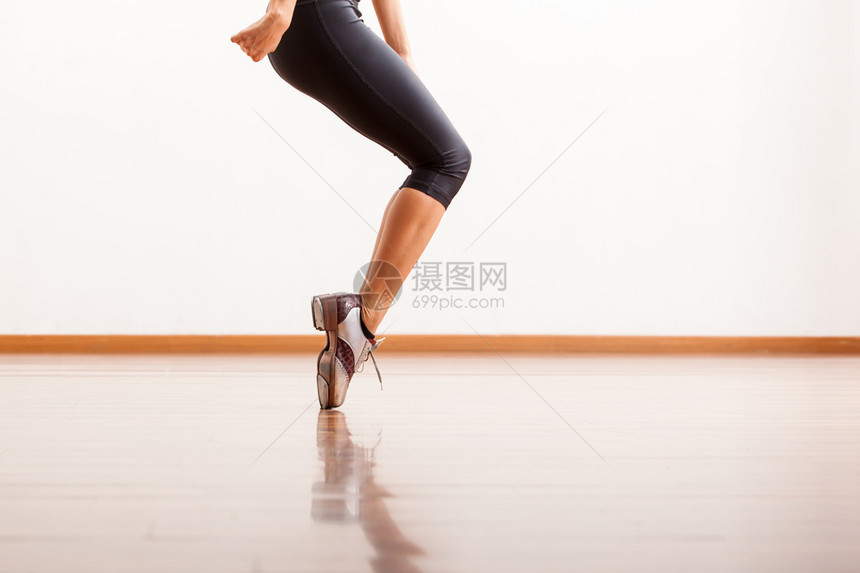 在舞蹈工作室跳踢踏舞图片