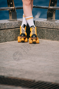 穿着袜子和老式溜冰滑雪鞋的女孩图片