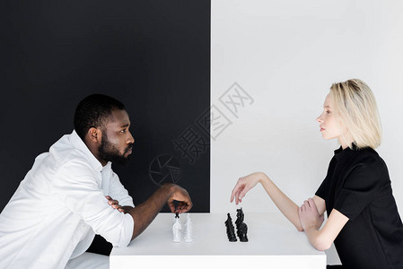 非裔美国男友和金发女友玩象图片