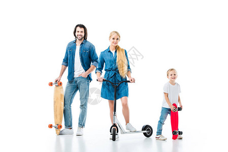 快乐的一家人玩得开心骑摩托车和滑板在图片