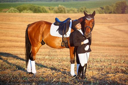 马动物积极的娱乐和生活方式的概念一个女孩和她的马在图片