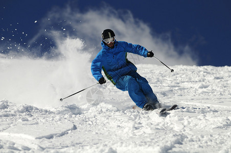 滑雪山坡上的滑雪图片