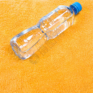 橙色背景的瓶装水健身概念图片