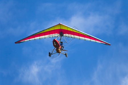 极限运动悬挂式滑翔机引擎飞过蓝天图片