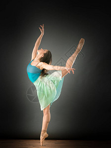 女芭蕾舞者一腿双臂伸展图片