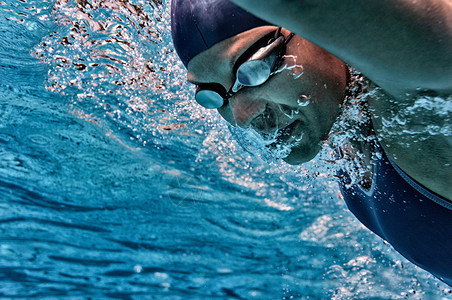 自由式女游泳运动图片