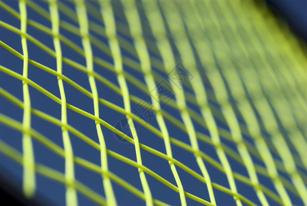 网球拍网球拍上的弦特写和天蓝色图片