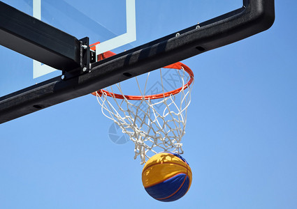 带球的篮球框背景图片