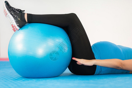 产前护理锻炼怀孕妇女健身球锻图片