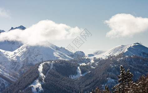 意大利冬季雪下高山图片