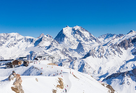 法国阿尔卑斯山的Courchevel斜坡图片