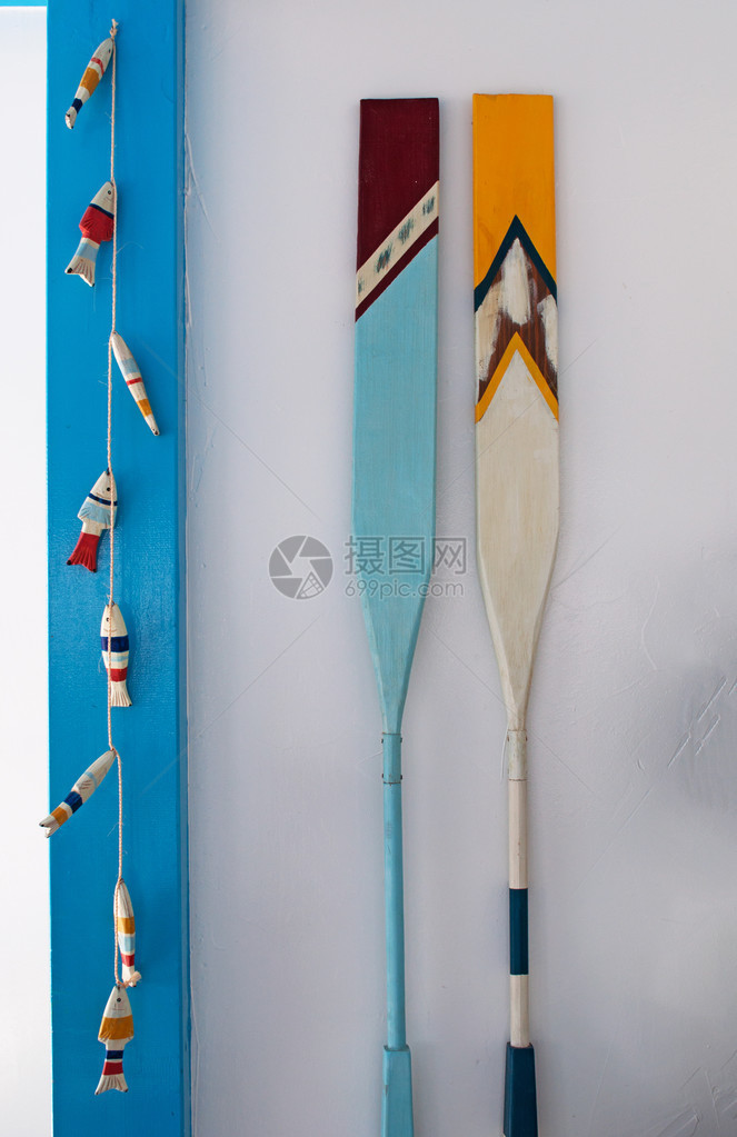 室内装饰挂在绳子和一对木桨上图片