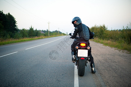 路边的摩托车手图片
