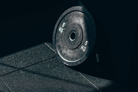 体育馆地板上一个单哑铃重量的图片