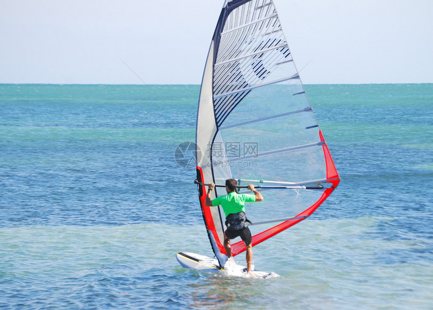 年轻男子在弗吉尼亚州基斯的风中游轮在佛罗里达东南部一个受图片