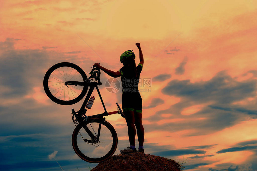 日落时骑自行车图片