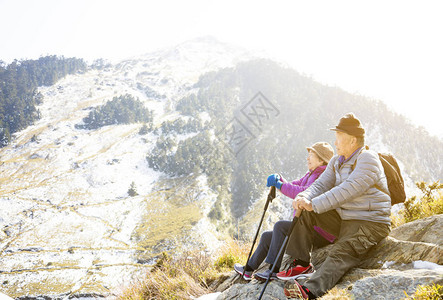 亚洲老年夫妇在山上徒步旅行图片