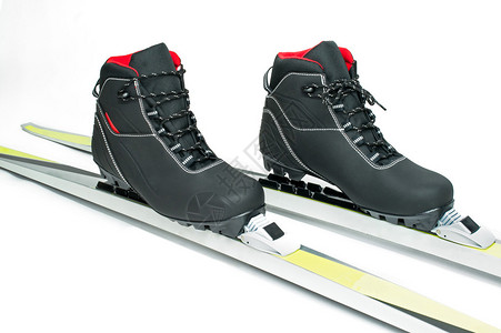 滑雪靴与滑雪板隔离在白色背景图片