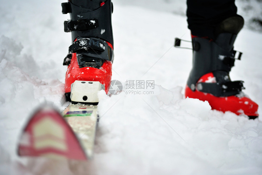 男士滑雪靴和滑雪板图片