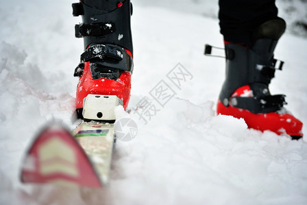 男士滑雪靴和滑雪板图片