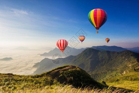 五颜六色的热气球飞过山图片