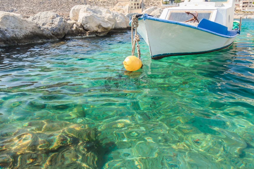 希腊钓鱼摩托艇漂浮在Kalymnos岛上图片