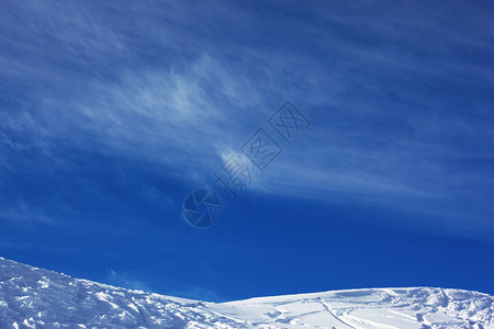 山区度假区斜坡和天空图片