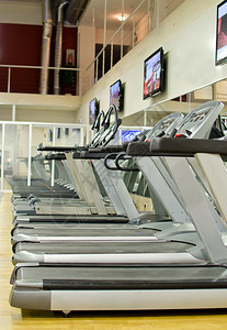 健身俱乐部的运动跑步机图片