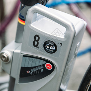 城市环境中的电动自行车电机特写细节图片