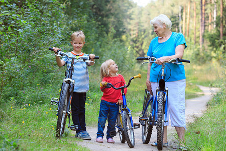 活跃快乐的老奶孩子骑脚踏图片