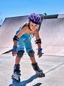在滑板公园里骑旱冰鞋的孩子保护溜冰鞋的孩子背景图片