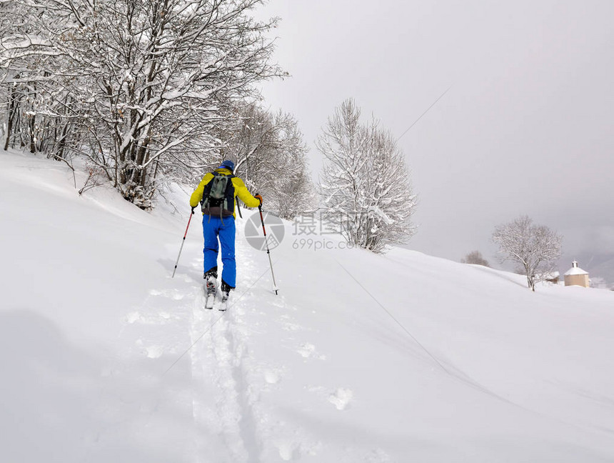 带着滑雪旅游爬山的人图片