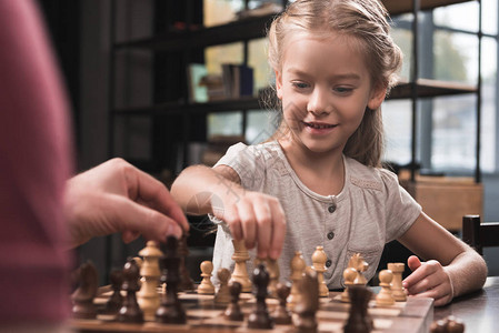 学龄前孩子在家和父亲下棋图片
