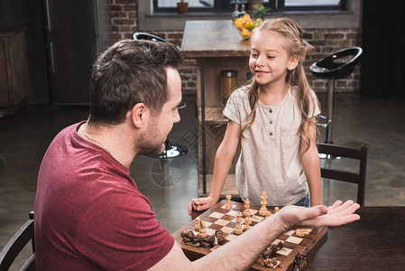 与父亲下棋后快乐的女儿图片